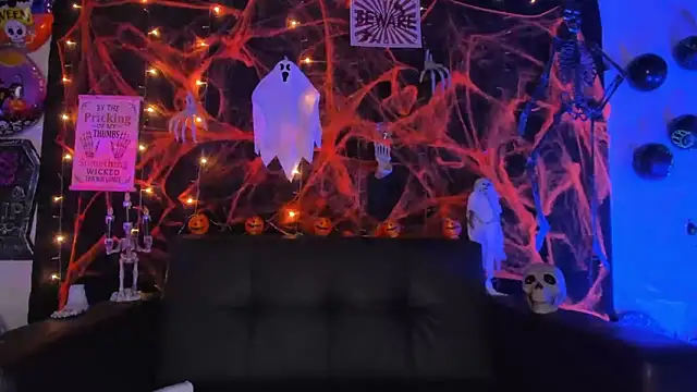 Snapshot of little-Emma chatting on 31, 10, 2025 little-Emma online show from 31, 10, 2025