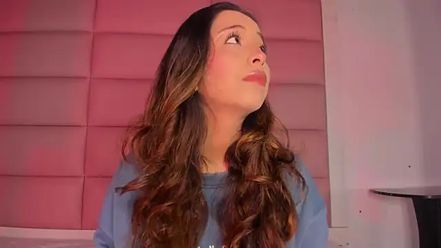 Snapshot of little-Emma chatting on 23, 11, 2025 little-Emma online show from 23, 11, 2025