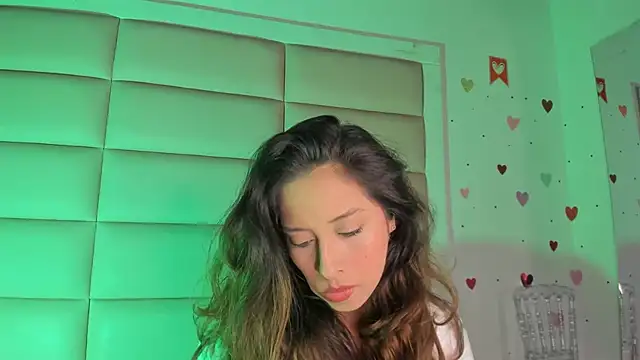 Snapshot of little-Emma chatting on 20, 10, 2025 little-Emma online show from 20, 10, 2025