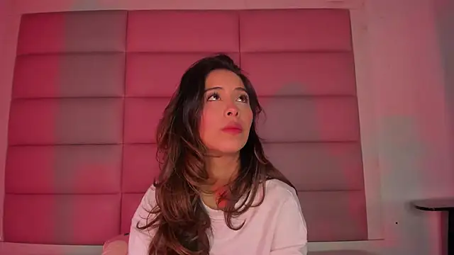 Snapshot of little-Emma chatting on 30, 11, 2025 little-Emma online show from 30, 11, 2025