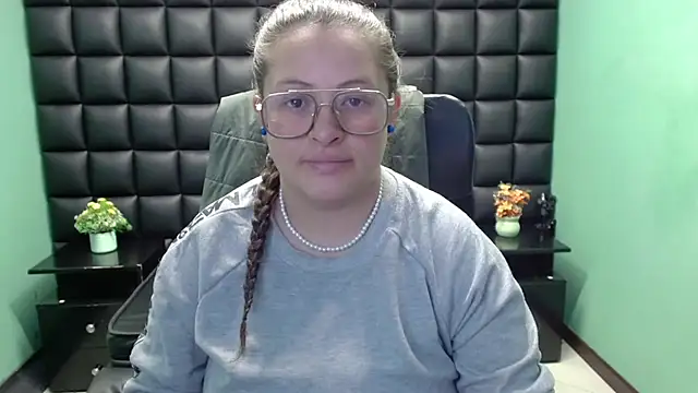 SaraThomso online show from 21, 2, 2025