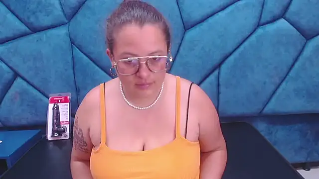 SaraThomso online show from 26, 2, 2025