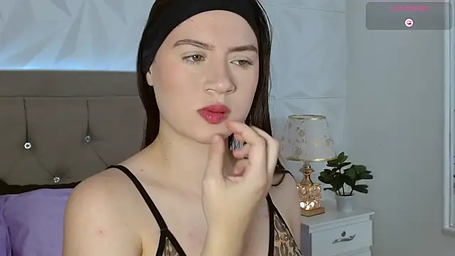 Snapshot of Gwen_drew chatting on 28, 10, 2025 Gwen drew online show from 28, 10, 2025