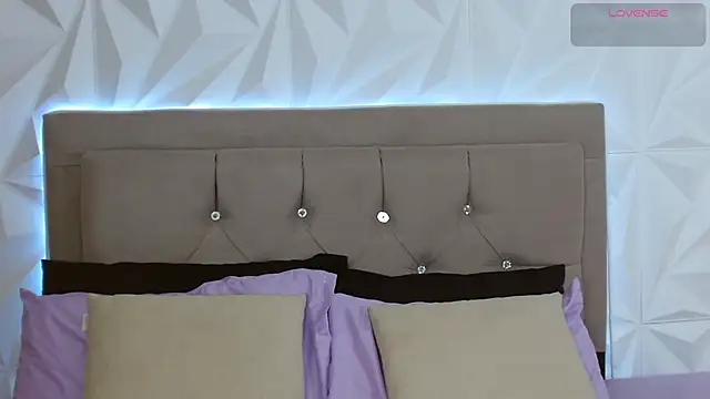 Snapshot of Gwen_drew chatting on 26, 10, 2025 Gwen drew online show from 26, 10, 2025