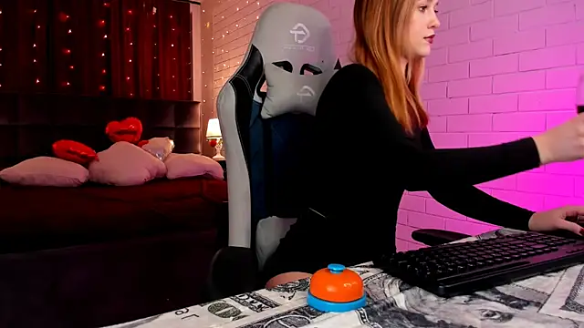 LolaLemona online show from 2, 3, 2025