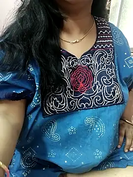 Snapshot of cuteyqueen chatting on 7, 10, 2025 cuteyqueen online show from 7, 10, 2025