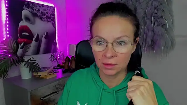 HelenLuxx online show from 9, 10, 2025