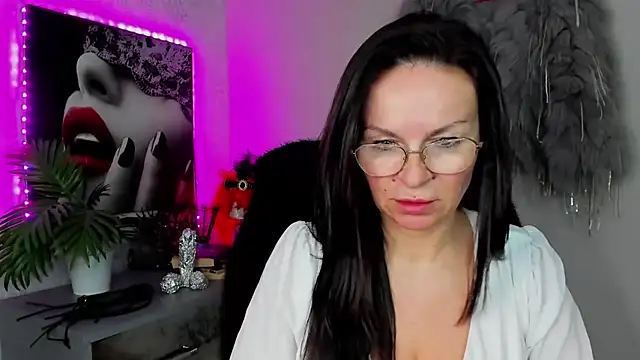 HelenLuxx online show from 7, 4, 2026