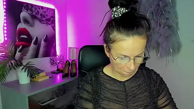 HelenLuxx online show from 5, 10, 2025