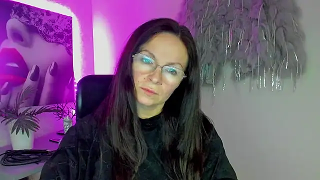 HelenLuxx online show from 8, 1, 2026