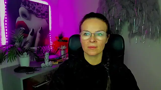 HelenLuxx online show from 12, 2, 2026