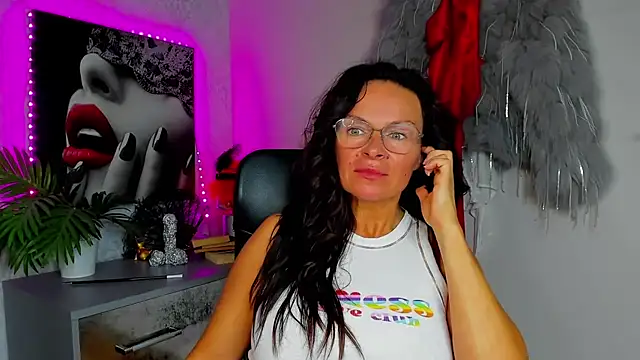 Snapshot of HelenLuxx chatting on 13, 7, 2026 HelenLuxx online show from 13, 7, 2026