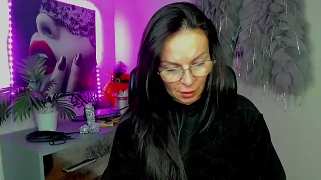 HelenLuxx online show from 3, 2, 2026