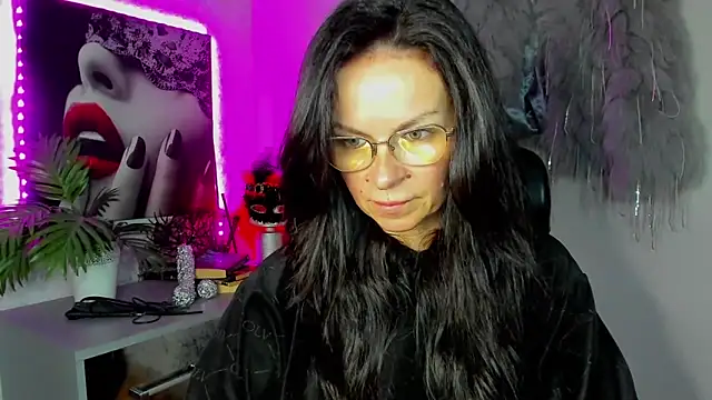 HelenLuxx online show from 18, 4, 2026