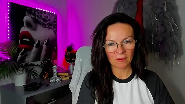 HelenLuxx online show from 6, 5, 2026