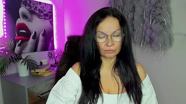 HelenLuxx online show from 8, 10, 2025