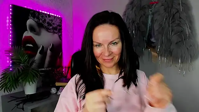 HelenLuxx online show from 3, 4, 2026