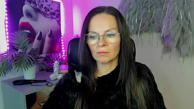 HelenLuxx online show from 4, 3, 2026