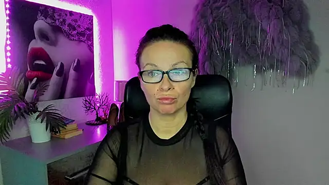 HelenLuxx online show from 4, 10, 2025