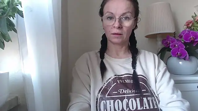 HelenLuxx online show from 7, 11, 2025