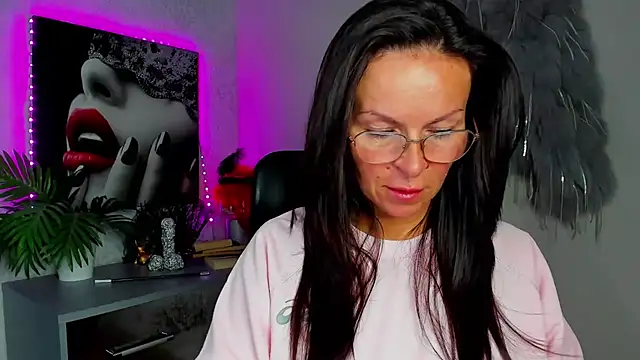 Snapshot of HelenLuxx chatting on 9, 7, 2026 HelenLuxx online show from 9, 7, 2026