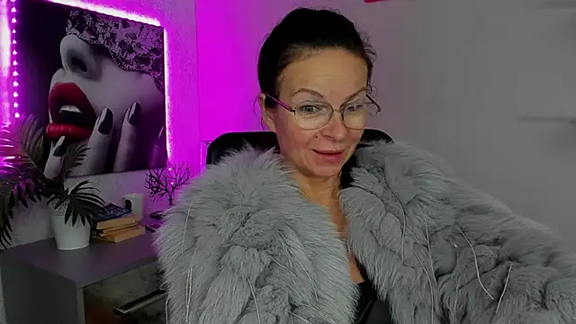 HelenLuxx online show from 2, 10, 2025