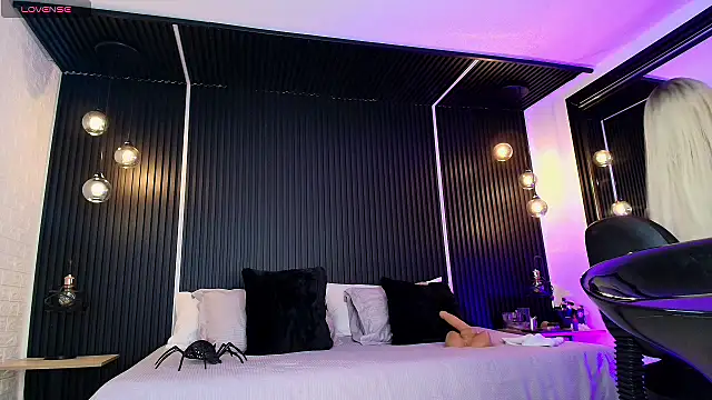  Holly Cat online show from 7, 2, 2025