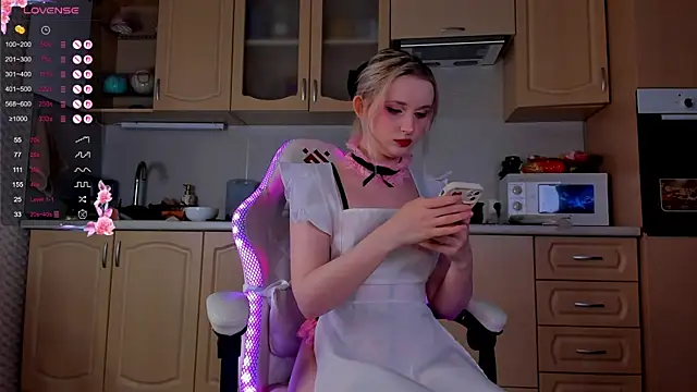 Snapshot of SweeteRose_Royce chatting on 12, 11, 2025 SweeteRose Royce online show from 12, 11, 2025