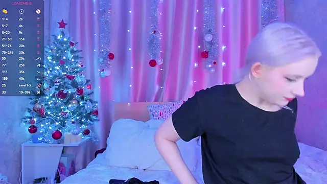 Snapshot of SweeteRose_Royce chatting on 4, 1, 2025 SweeteRose Royce online show from 4, 1, 2025