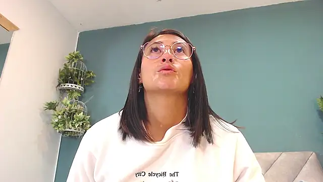 Snapshot of SharisWillian chatting on 13, 7, 2026 SharisWillian online show from 13, 7, 2026
