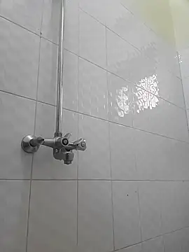 julietunderwoood online show from 15, 10, 2025