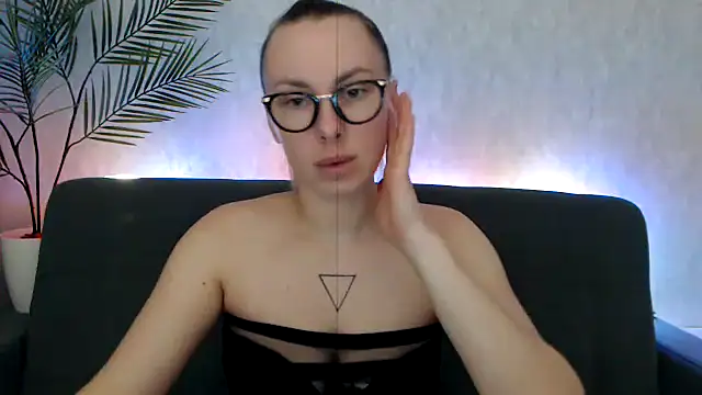  Leslyy Solo 1 online show from 10, 10, 2025