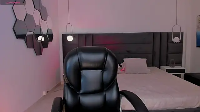 HannaConnor  online show from 13, 1, 2026