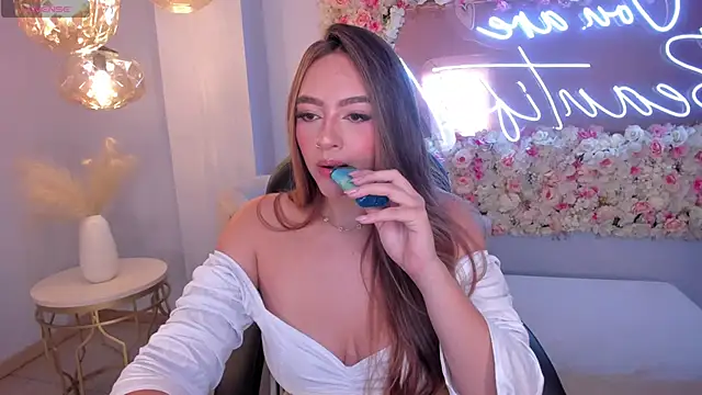 Snapshot of BellaRose_X chatting on 10, 9, 2025 BellaRose X online show from 10, 9, 2025