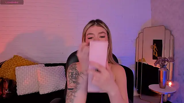 ViolettHansson online show from 4, 12, 2025