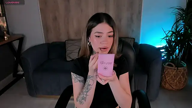 ViolettHansson online show from 13, 3, 2025