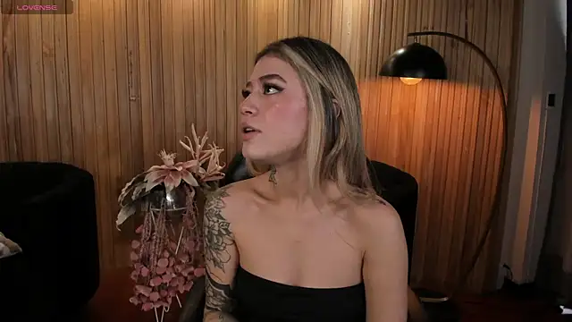 ViolettHansson online show from 10, 11, 2025