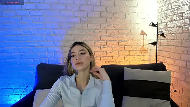 Snapshot of ViolettHansson chatting on 16, 6, 2026 ViolettHansson online show from 16, 6, 2026