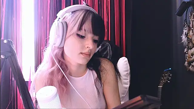 Snapshot of Avi_Nile chatting on 25, 10, 2025 Avi Nile online show from 25, 10, 2025