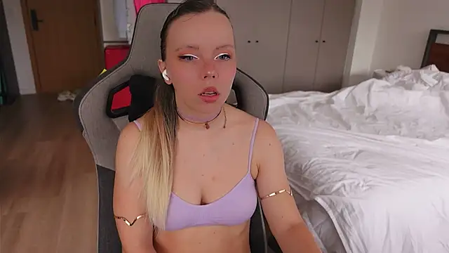 Snapshot of Ayra_Lust chatting on 9, 2, 2026 Ayra Lust online show from 9, 2, 2026