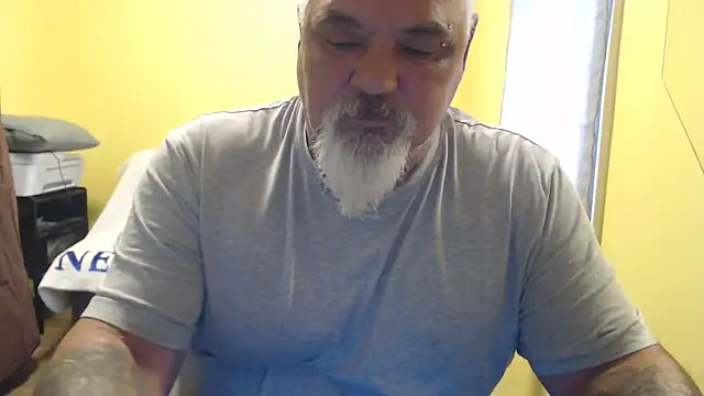 Newfiesausage1972 online show from 10, 11, 2025