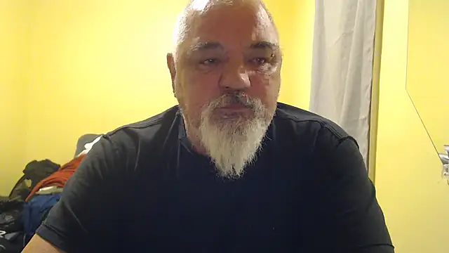 Newfiesausage1972 online show from 1, 11, 2025