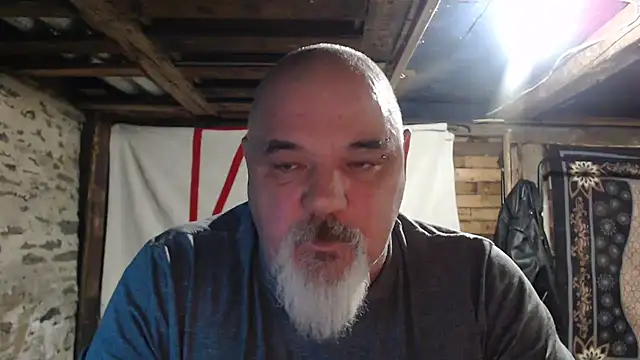 Newfiesausage1972 online show from 3, 12, 2025