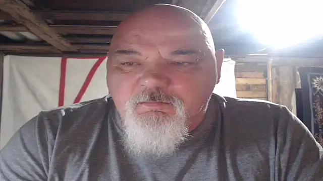 Newfiesausage1972 online show from 18, 4, 2026