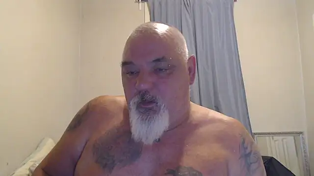 Newfiesausage1972 online show from 19, 10, 2025