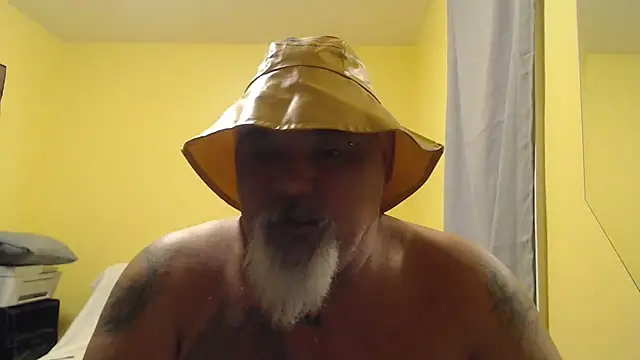 Newfiesausage1972 online show from 12, 11, 2025