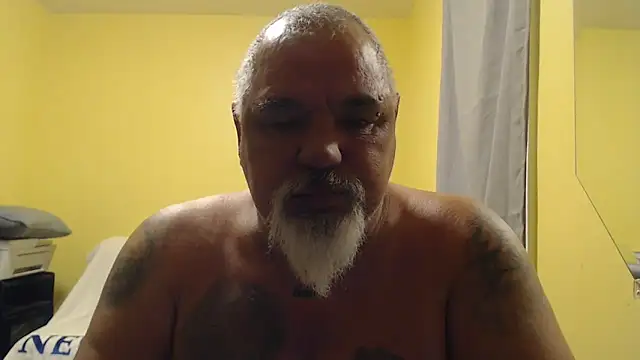 Newfiesausage1972 online show from 13, 11, 2025