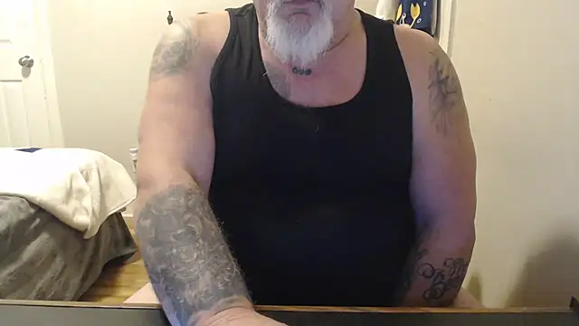 Newfiesausage1972 online show from 17, 3, 2025