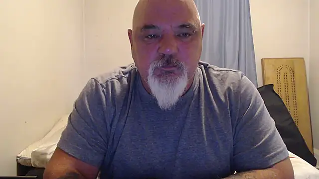 Newfiesausage1972 online show from 11, 9, 2025