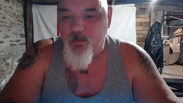 Newfiesausage1972 online show from 23, 11, 2025